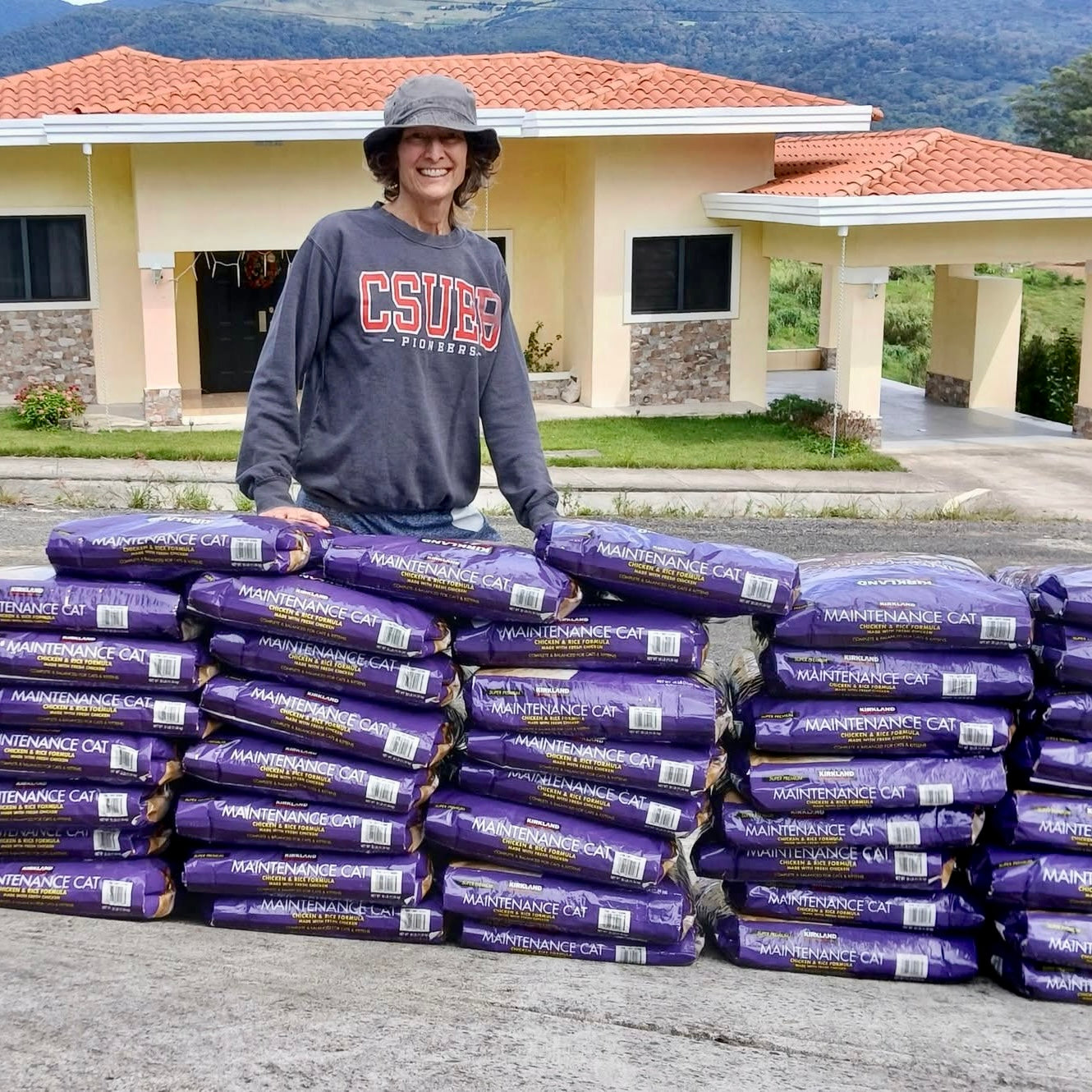 How Kirsten Cares for Cats Provides Food, Vet Care & Sterilization in Panama